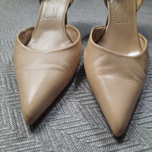 Load image into Gallery viewer, Salvatore Ferragamo Pointy Toe Pumps Size 9B
